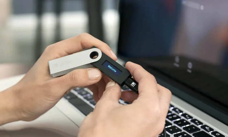 جر نانو ایکس (Ledger Nano X) به دلیل امنیت بالا و قابلیت‌های متعددش مورد توجه قرار گرفته است.